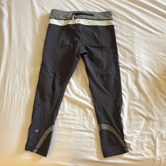 Lululemon Athletica Grey Capri Leggings with Mesh Panels - Picture 2 of 4